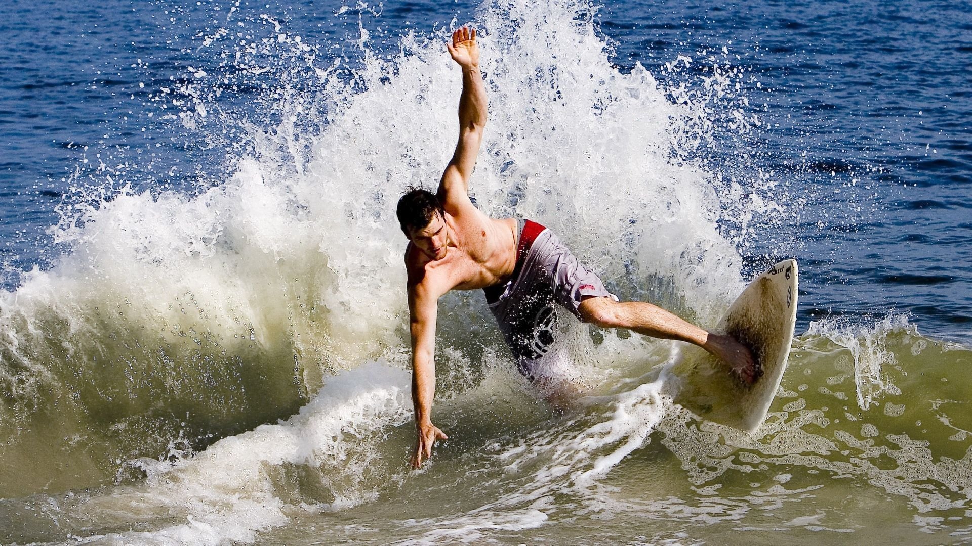 球员在欧冠中突破防守挣脱束缚获得空间并得分，欧冠足球运动员