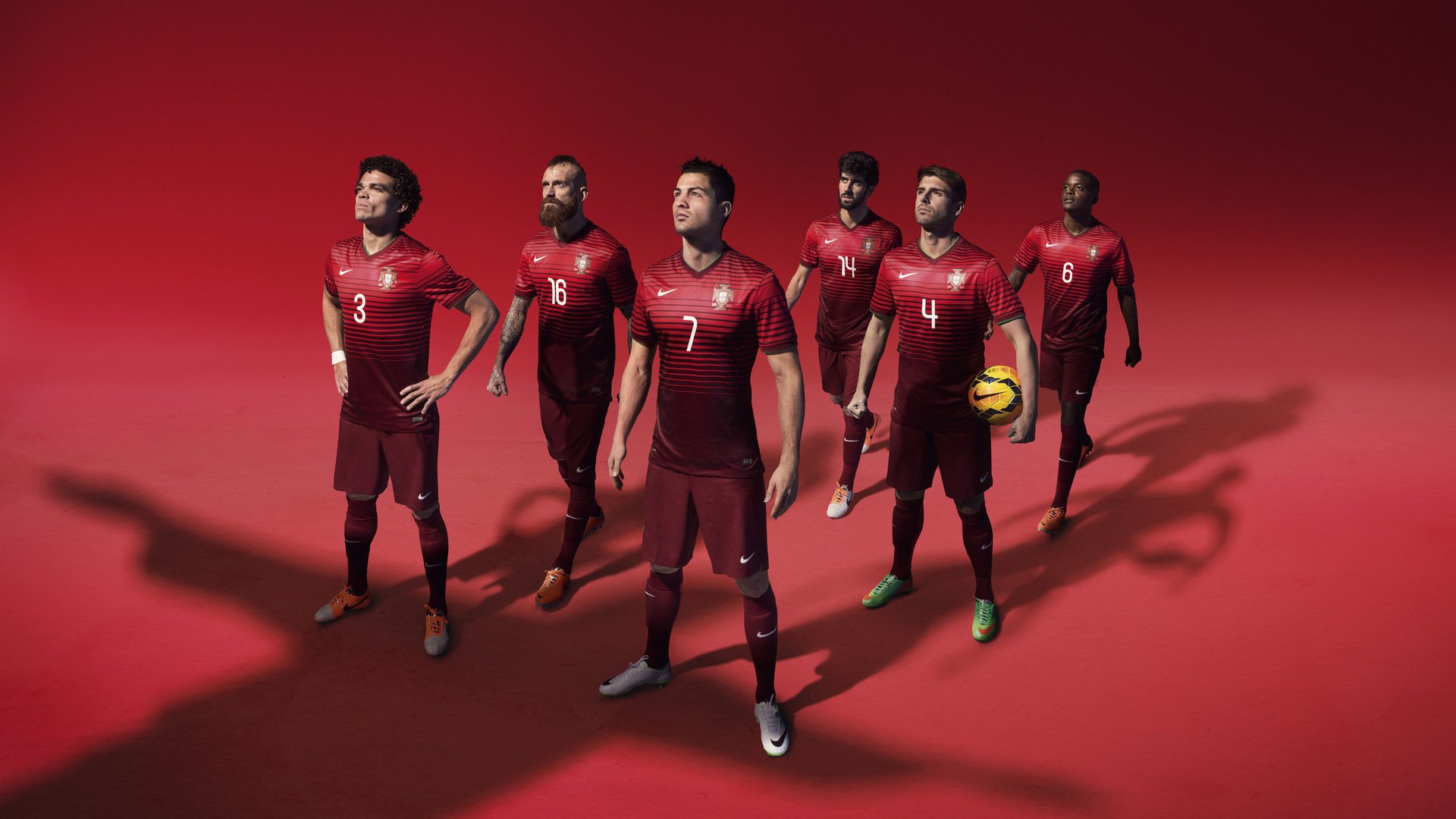 球员在欧冠中突破防守挣脱束缚获得空间并得分，欧冠足球运动员